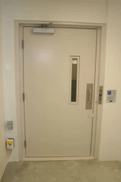 টেম্পারড গ্লাস সহ আগুনের দরজা